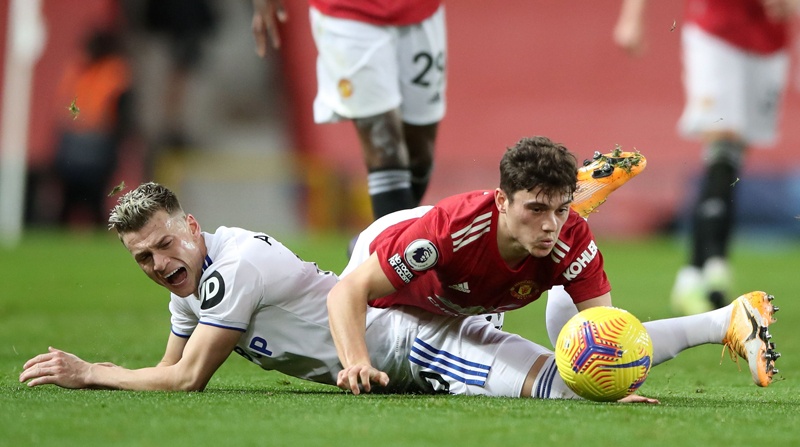 Leeds United's Macedonian midfielder Ezgjan Alioski (L) vies with Manchester United's Welsh midfielder Daniel James (R) during the English Premier League football match between Manchester United and Leeds United at Old Trafford in Manchester, north west England, on December 20, 2020. (Photo by Nick Potts / POOL / AFP) / RESTRICTED TO EDITORIAL USE. No use with unauthorized audio, video, data, fixture lists, club/league logos or 'live' services. Online in-match use limited to 120 images. An additional 40 images may be used in extra time. No video emulation. Social media in-match use limited to 120 images. An additional 40 images may be used in extra time. No use in betting publications, games or single club/league/player publications. /