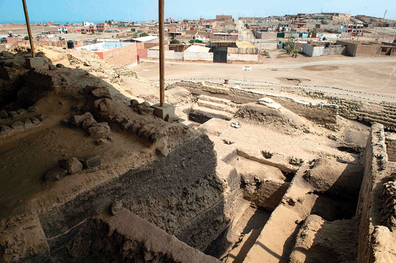 Image of the archaeological site of Vichama, belonging to the Caral civilization, in which there are some brick houses that have been built in the same archaeological site in Supe.