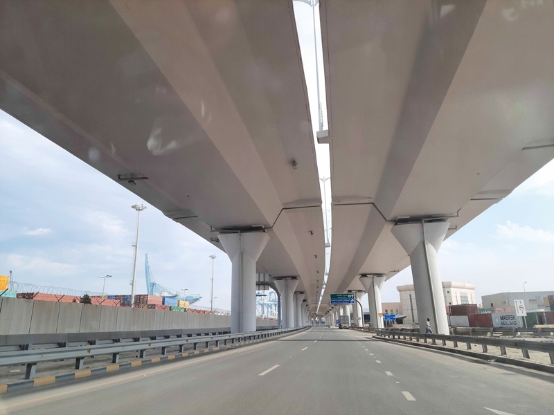 KUWAIT: This picture shows an overpass on Jamal Abdul Nasser Road near the Free Trade Zone. -- Photo by Fouad Al-Shaikhn