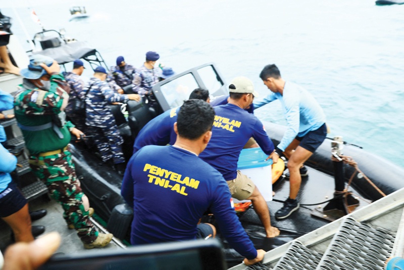 JAKARTA: The team of navy divers who recovered the flight data recorder, get back to the ship from the crash site off the coast of Jakarta yesterday in the search for Sriwijaya flight SJ182 which crashed after takeoff from Jakarta. - AFPnnn
