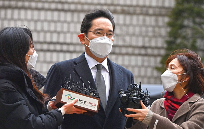 SEOUL: Lee Jae-yong (center), vice chairman of Samsung Electronics, arrives at a court for a trial in his bribery scandal involving former South Korean president Park Geun-hye in Seoul yesterday.-AFP n