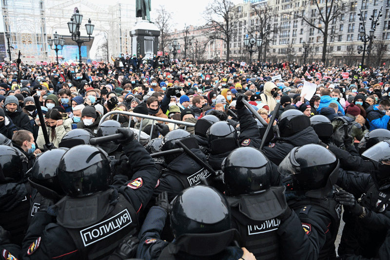MOSCOW: Protesters clash with riot police during a rally in support of jailed opposition leader Alexei Navalny in downtown Moscow .-AFP n
