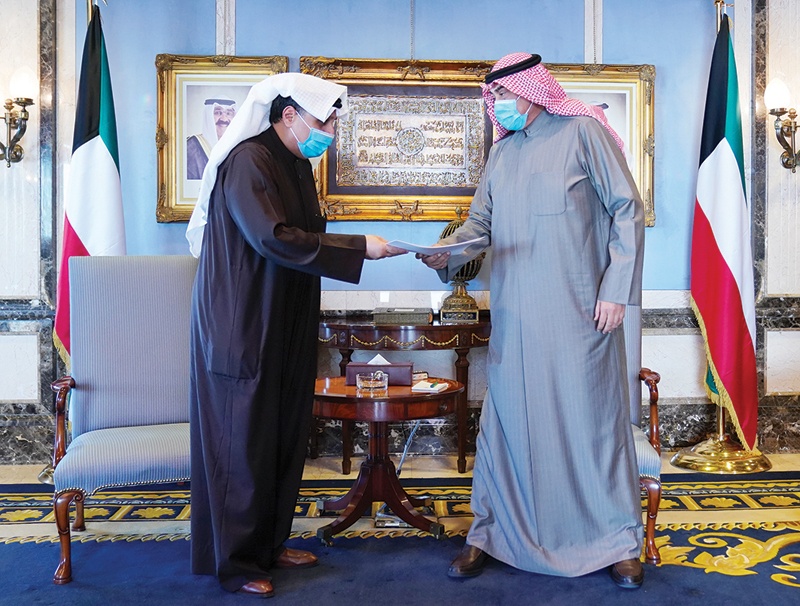 KUWAIT: Deputy Prime Minister and Defense Minister Sheikh Hamad Jaber Al-Ali Al-Sabah submits the resignations of all ministers to HH the Prime Minister Sheikh Sabah Al-Khaled Al-Hamad Al-Sabah yesterday. - KUNA n