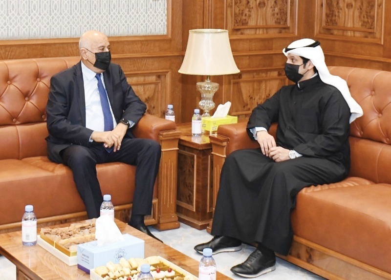KUWAIT: Minister of Information and Minister of State for Youth Affairs Abdulrahman Al-Mutairi meets with head of Palestinian Higher Council for Youth and Sports Jibreel Rjoub. - KUNAn