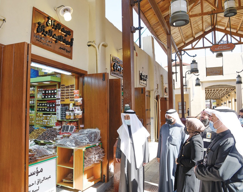 KUWAIT: The National Council of Culture, Arts and Letters officials tour the Mubarakiya Market yesterday. - KUNA photosn
