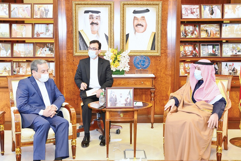 KUWAIT: Foreign Minister Sheikh Dr Ahmad Nasser Al-Mohammad Al-Sabah meets Iranian Deputy Foreign Minister for Political Affairs Abbas Araghchi. - KUNAn