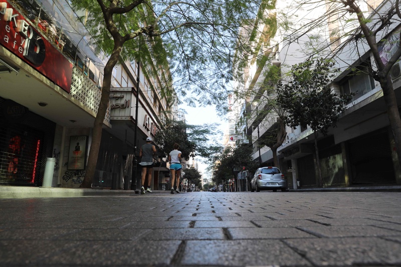 BEIRUT: Two people jog through the deserted Hamra thoroughfare on Sunday, empty after the country went into a three-week lockdown earlier this week in a bid to stem the spread of the novel coronavirus. – AFP n