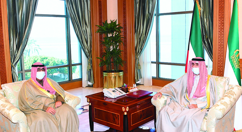 KUWAIT: His Highness the Amir Sheikh Nawaf Al-Ahmad Al-Jaber Al-Sabah meets His Highness the Crown Prince Sheikh Mishal Al-Ahmad Al-Jaber Al-Sabah. - Amiri Diwan and KUNA photosn