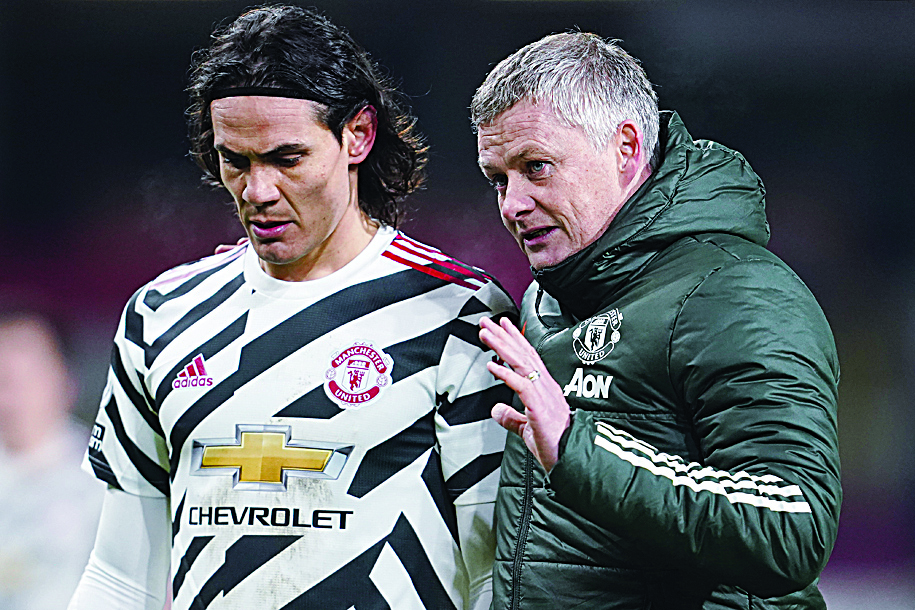 BURNLEY: Manchester United's Norwegian manager Ole Gunnar Solskjaer (right) talks with Manchester United's Uruguayan striker Edinson Cavani as the leave the pitch at half-time during the English Premier League football match between Burnley and Manchester United at Turf Moor in Burnley, north west England on Tuesday. - AFPn