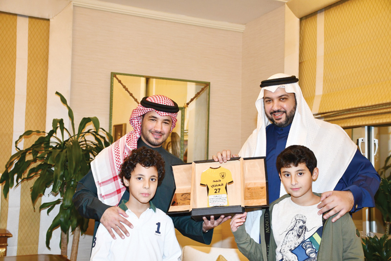 KUWAIT: Sheikh Mubarak and his sons Abdullah and Ahmad present a memento to Hamad Al-Enezi.n