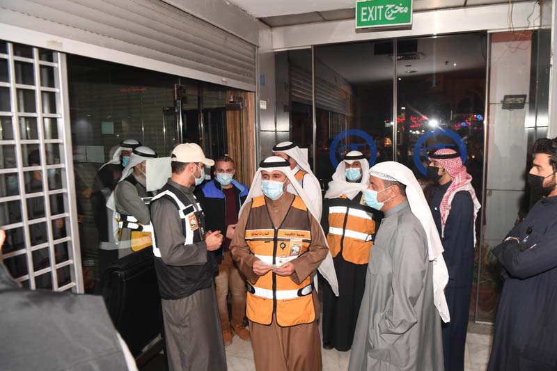 KUWAIT: Municipal inspectors make sure all commercial establishments close by 8 pm. - Photo by Yasser Al-Zayyatn