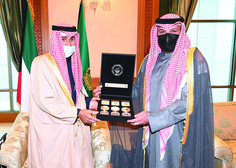 KUWAIT: His Highness the Amir Sheikh Nawaf Al-Ahmad Al-Jaber Al-Sabah receives the commemorative coins from Governor of the Central Bank of Kuwait Dr Mohammad Yousef Al-Hashel. - Amiri Diwan and KUNA photosn