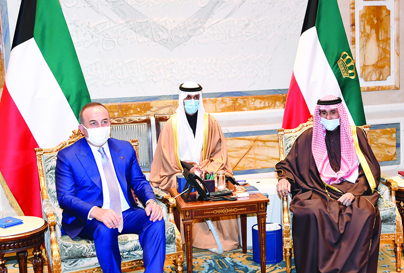 KUWAIT: His Highness the Amir Sheikh Nawaf Al-Ahmad Al-Jaber Al-Sabah meets Turkish Foreign Minister Mevlut Cavusoglu. - Amiri Diwan photosn