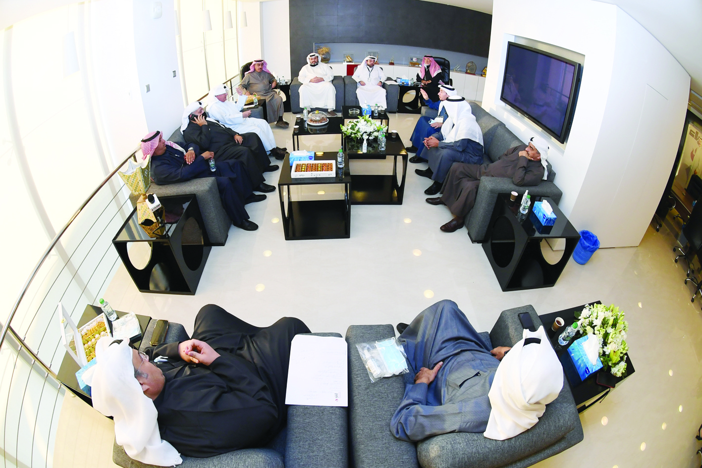 KUWAIT: Editors-in-chief of daily newspapers and their representatives meet at Al-Anbaa newspaper.n