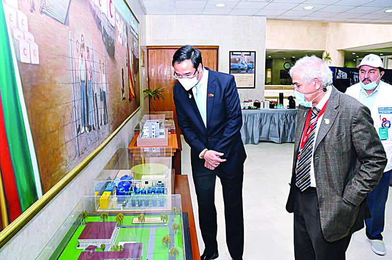 KUWAIT: The Ambassador of Vietnam to Kuwait Lee Toan Thang during his visit to KRCS. - KUNA photosn