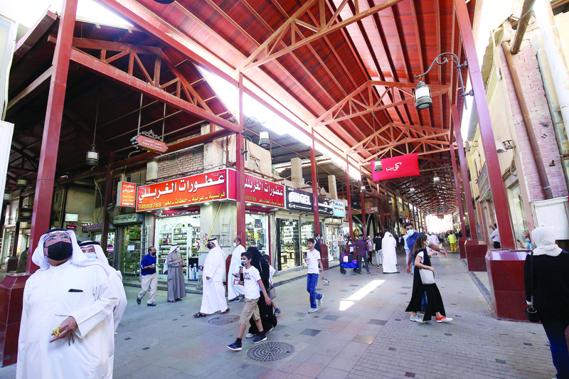 KUWAIT: People shop at the Mubarakiya Market in the capital Kuwait city on March 20, 2021. - Photo by Yasser Al-Zayyatn