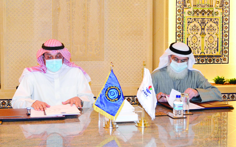 KUWAIT: KNPC CEO Walid Al-Badr (right) and OAPEC Secretary General Ali bin Sabt sign the deal. - KUNAn