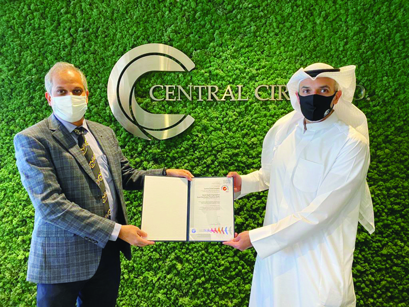 KUWAIT: Central Circle Company CEO Dr Ziad Al-Alyan (right) receives the certificate. n