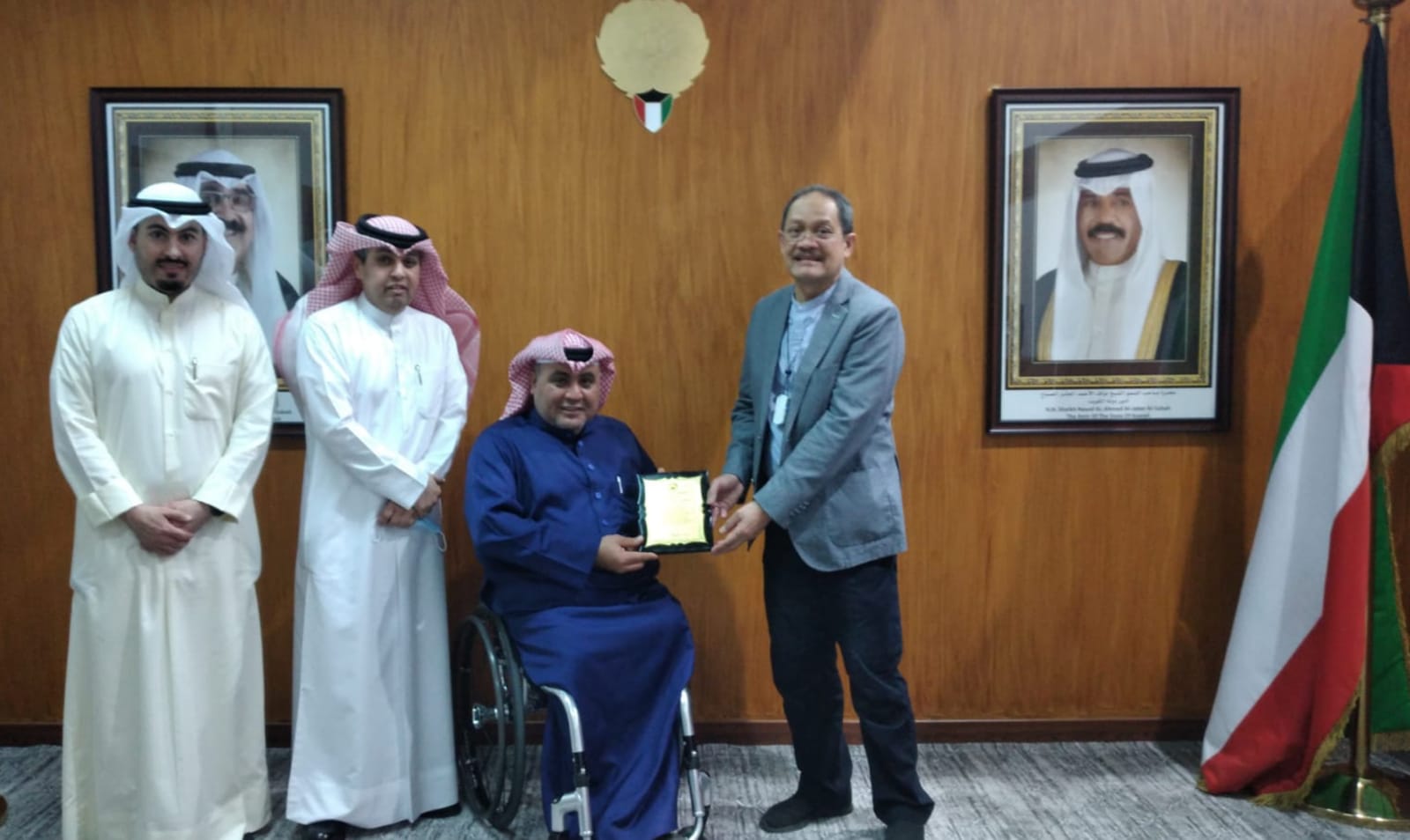 KUWAIT: Philippine Ambassador to Kuwait Mohd Noordin Pendosina N Lomondot honors Shafi Al-Hajri, Chairman of the Board of the Kuwait Disabled Sport Club.n