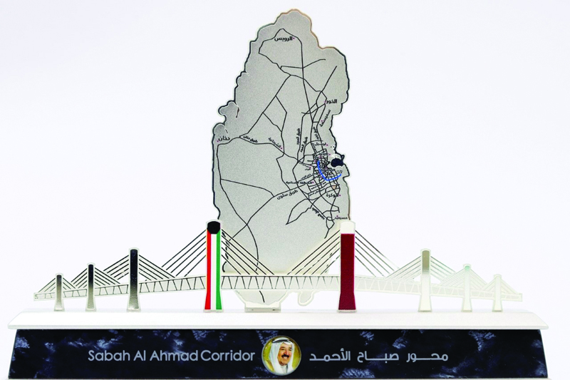 The commemorative shield of the Sabah Al-Ahmad Corridor project. - KUNA photosn