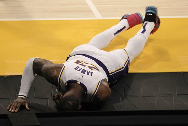 LOS ANGELES: LeBron James of the Los Angeles Lakers reacts to an apparent injury during the second period of a game against the Atlanta Hawks at Staples Center on Saturday in Los Angeles, California. – AFPn