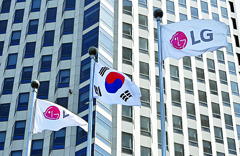 SEOUL: A South Korean flag (center) and LG flags flutter in front of the headquarters of LG Electronics in Seoul yesterday.-AFPn