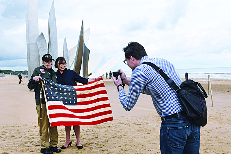 SAINT-LAURENT-SUR-MER, France: In this file photo taken on June 5, 2019, US WWII veteran KT Robbins, 97, from Olive Branch, Mississippi, poses with a tourist on Omaha Beach as part of D-Day commemorations marking the 75th anniversary of the World War II Allied landings in Normandy. – AFP n