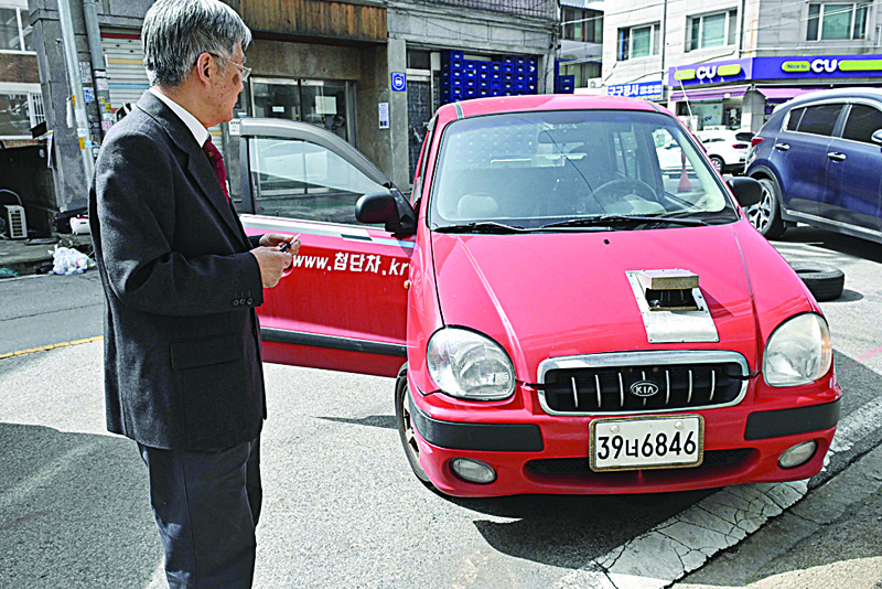 YONGIN: This picture taken on March 29, 2021 shows retired South Korean professor Han Min-hong looking at his 21-year-old self-driving car in front of his office. - AFP photosn