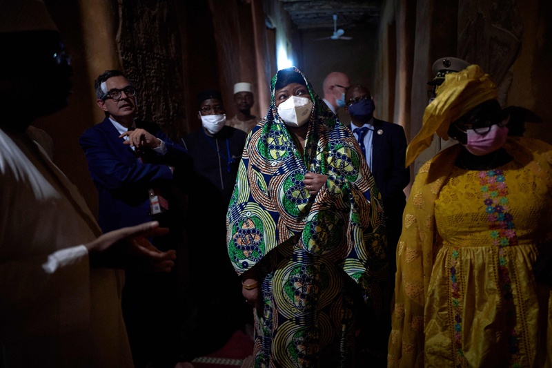 TIMBUKTU: Outgoing ICC prosecutor Fatou Bensouda (center) visits the Djinguereber Mosque of Tombouctou on March 31, 2021. – AFP n