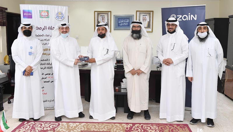 KUWAIT: Waleed Al-Khashti presenting the 'Machla' to Musalam Al-Subaie with the presence of Zain and the ministry's executives. nn