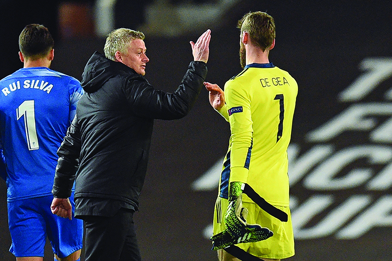 MANCHESTER: Manchester United’s Norwegian manager Ole Gunnar Solskjaer (center) congratulates Manchester United’s Spanish goalkeeper David de Gea (right) after the UEFA Europa league quarter final, second leg football match against Granada at Old Trafford stadium in Manchester England, on April 15, 2021. — AFP