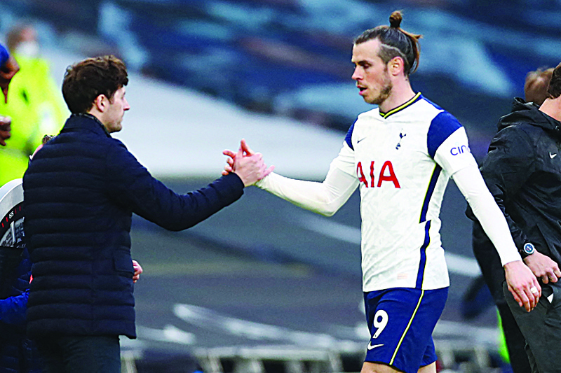 LONDON: Tottenham Hotspur's head coach Ryan Mason reacts with Tottenham Hotspur's Welsh midfielder Gareth Bale on his substitution during the English Premier League football match between Tottenham Hotspur and Southampton at Tottenham Hotspur Stadium in north London on April 21, 2021. - AFPn
