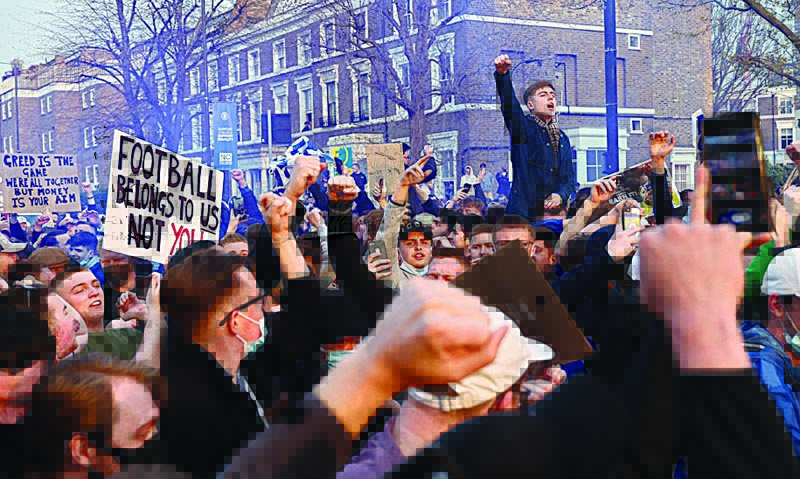 LONDRES: Football supporters demonstrate against the proposed European Super League outside of Stamford Bridge football stadium in London on Tuesday, ahead of the English Premier League match between Chelsea and Brighton and Hove Albion. - AFPnn