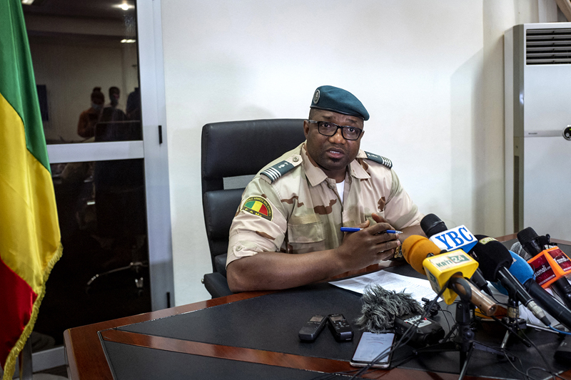 BAMAKO: Commandant Baba Cisse, Special Advisor to the Vice-President addresses to the press in Bamako on Wednesday announcing that Mali's President and Prime Minister will be gradually released after they have been arrested on May 24, 2021. -AFPn