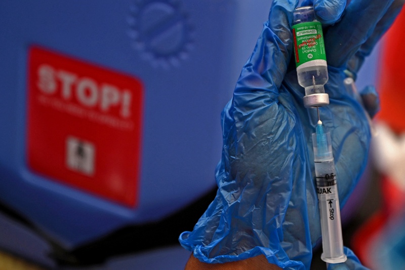 A health worker prepares the jab of the Covishield' Covid-19 coronavirus vaccine at a vaccination camp held in a residential area in Chennai on May 20, 2021. (Photo by Arun SANKAR / AFP)