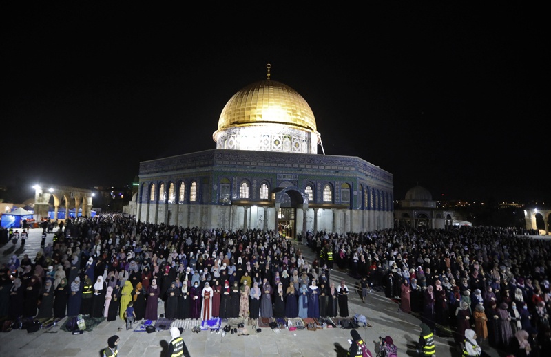 JERUSALEM: Palestinian devotees pray on Laylat Al-Qadr (Night of Destiny) outside the Dome of the Rock in Jerusalem's Al-Aqsa Mosque compound during the holy month of Ramadan Saturday.-AFPn
