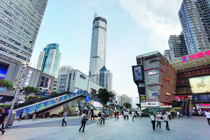SHENZHEN: The 300-m-high SEG Plaza is seen after it began to shake yesterday. - AFP n