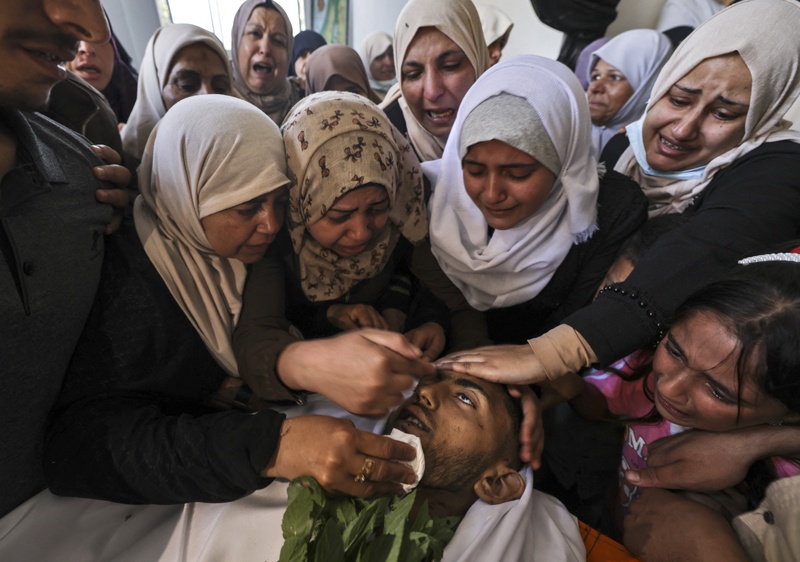 Relatives of Palestinian Mahmoud Shtawi, 19, mourn during his funeral on May 19, 2021 in Gaza City, after he was killed in an Israeli air strike. - Deafening air strikes and rocket fire once more shook Gaza overnight and early today amid an international diplomatic push to broker a ceasefire after more than a week of bloodshed. (Photo by MAHMUD HAMS / AFP)