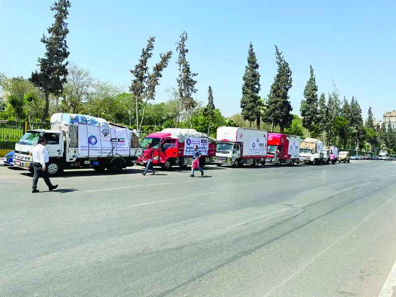 CAIRO: Trucks carrying aid from Kuwait en route to the Rafah border crossing to enter Gaza yesterday. - KUNAn