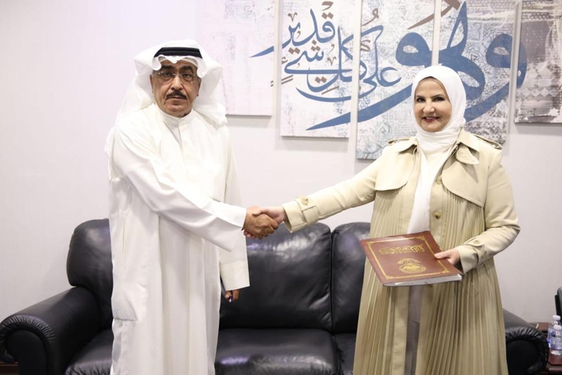 KUWAIT: KJA Secretary Adnan Khalifa Al-Rashid (left) and Information Ministry Undersecretary Munira Al-Huwaidi shake hands after signing the agreement. n