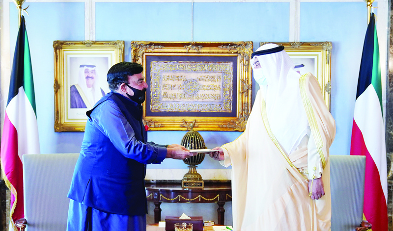 KUWAIT: His Highness the Prime Minister Sheikh Sabah Khaled Al-Hamad Al-Sabah receives a letter from his Pakistani counterpart Imran Khan, handed over by the visiting Pakistani Interior Minister Sheikh Rasheed Ahmad. - KUNA photosn