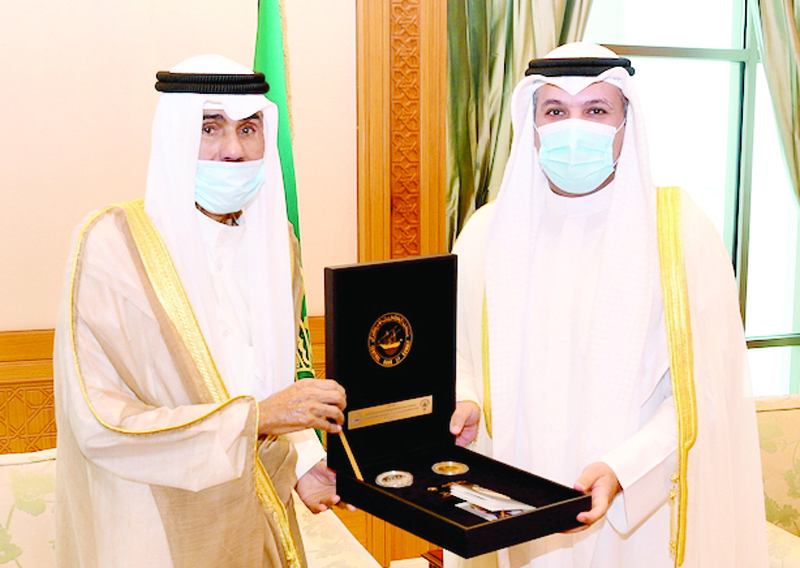 KUWAIT: His Highness the Amir Sheikh Mawaf Al-Ahmad Al-Jaber Al-Sabah receives a commemorative coin from CBK Governor Dr Mohammad Al-Hashel. - Amiri Diwan and KUNA photosn