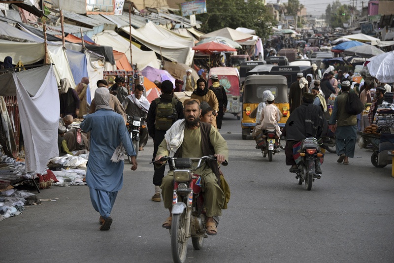 KANDAHAR: People make their way along a market area in Kandahar. As the US military pressed on May 1 withdrawing troops from Afghanistan, some residents in Kandahar-the former bastion of the Taleban-were optimistic their exit will bring peace to the violence-wracked country. - AFPn