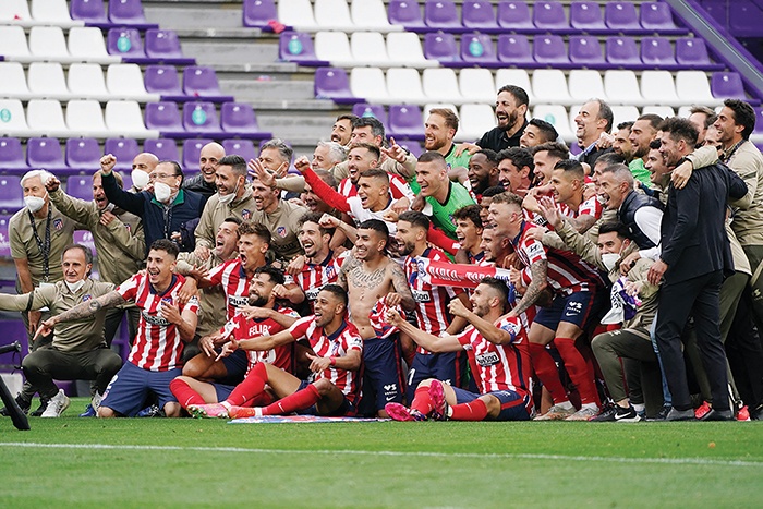 VALLADOLID: Atletico Madrid’s players celebrate after winning the Spanish league football match against Real Valladolid and the Liga championship title at the Jose Zorilla stadium yesterday. — AFP