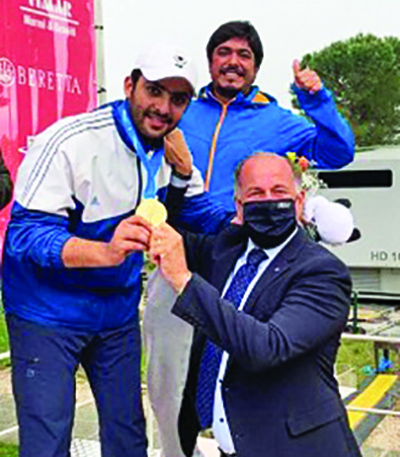 LONATO: Talal Al-Rashidi (left) receives his gold medal. – KUNAn