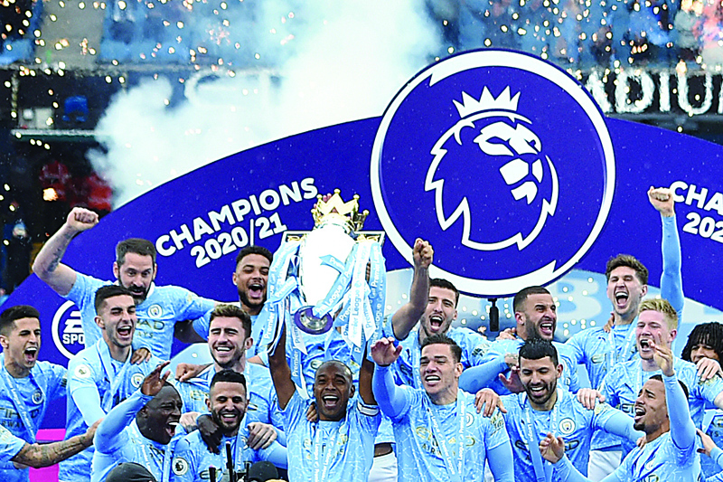 MANCHESTER: Manchester City's Brazilian midfielder Fernandinho (center) lifts the Premier League trophy during the award ceremony after the English Premier League football match between Manchester City and Everton at the Etihad Stadium in Manchester, north west England, on Sunday. - AFPn