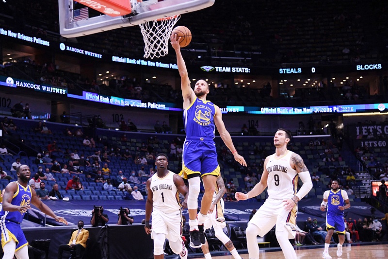 NEW ORLEANS: Stephen Curry #30 of the Golden State Warriors drives to the basket during the game against the New Orleans Pelicans on Monday at the Smoothie King Center in New Orleans, Louisiana. - AFPn