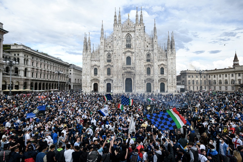 MILAN: FC Internazionale supporters celebrate at Piazza Duomo in Milan on Sunday, after the team won the Italian Serie A Championship title. - AFPn