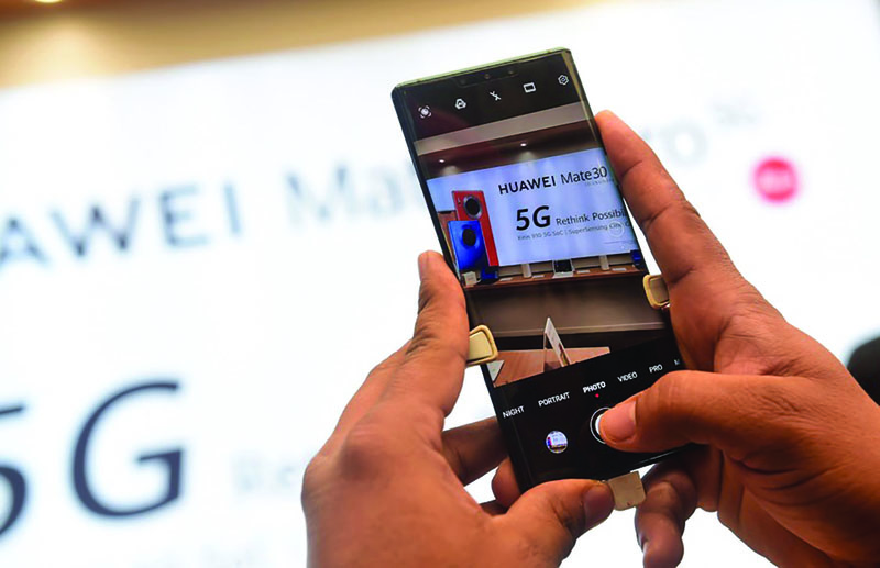 KUWAIT: A customer experiences the Huawei Mate 30 Pro 5G smartphone in Farwaniya. – Xinhua nn