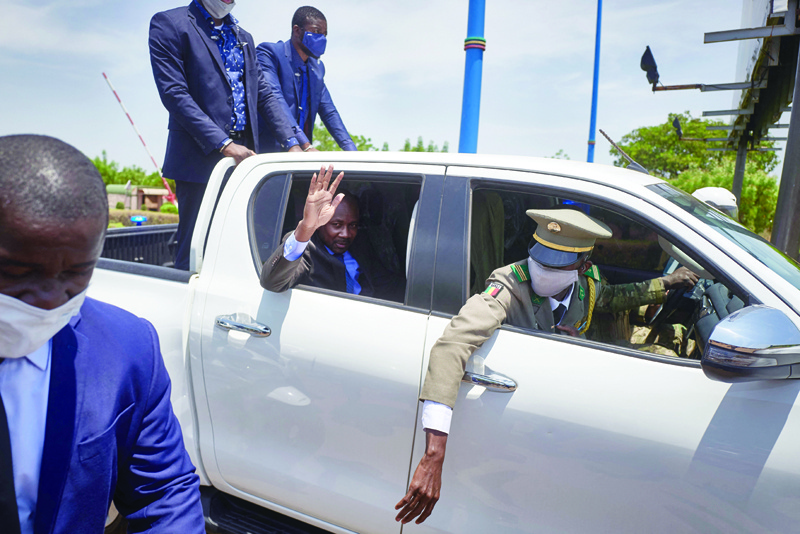 ACCRA: President of Mali's transitional government Colonel Assimi Goita waves at from his vehicle as he returns from Accra where he met the ECOWAS (The Economic Community of West African States) representatives.-AFPn